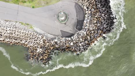 Top-panning-view-from-of-the-lighthouse-of-Farol-Do-Molhe-Da-Barra-De-Itajaí,-Santa-Catarina,-Brazil