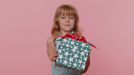 Schönes-Lächelndes-Jugendliches-Kind,-Mädchen,-Das-Geburtstagsgeschenkbox-Präsentiert,-Verpacktes-Geschenk-Zum-Feiern