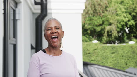 Porträt-Einer-Glücklichen-älteren-Afroamerikanischen-Frau,-Die-Im-Garten-Lacht,-Kopierraum,-Zeitlupe