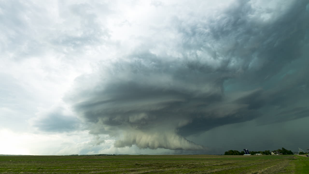 외계인과 같은 구조물이 네브래스카에서 우리의 위치에 접근합니다.