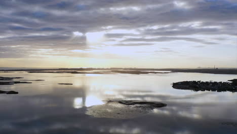 Un-Lapso-De-Tiempo-Aéreo-Sobre-La-Bahía-De-Baldwin-Cerca-De-Freeport,-Ny-Durante-La-Puesta-De-Sol