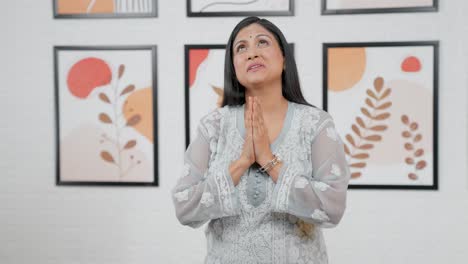 mujer apuntando a la izquierda en el espacio de copia