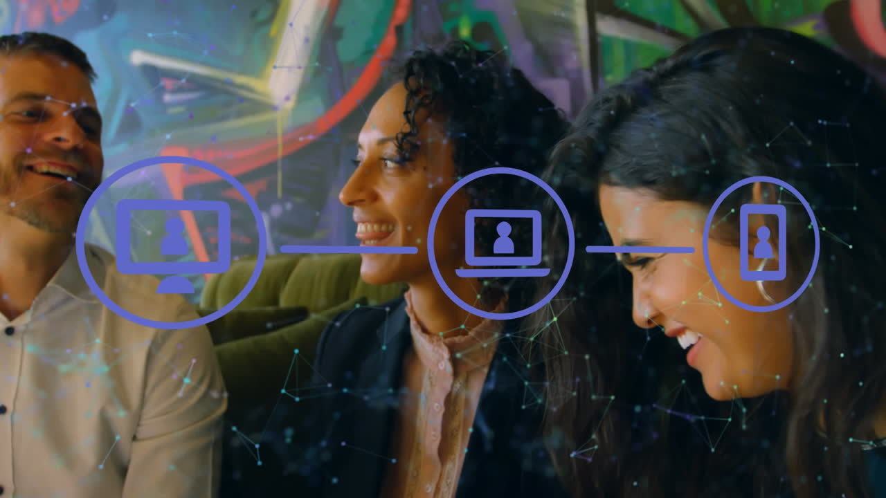 animación de un conjunto de tres iconos digitales sobre mujeres sonrientes