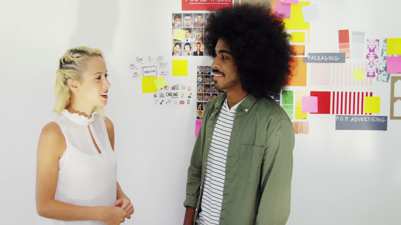 ejecutivos interactuando entre sí en la oficina 4k