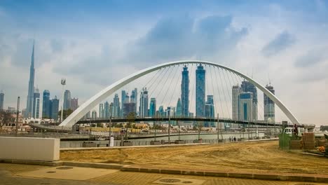 lapso de tiempo del canal de agua de dubai con el movimiento de las nubes y burj khalifa en el fondo con el movimiento de la gente en la zona