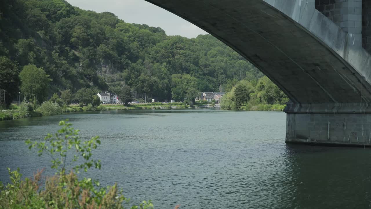 ardennes, huy, hoei, belgium, europe, 4k, 25fps의 풍경에서 철교 pont du chemin de fer를 통해 봅니다.