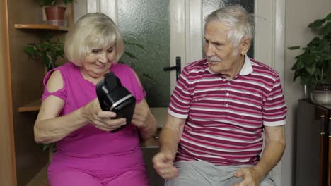 abuelo y abuela con casco de auriculares vr jugando juegos, viendo video de realidad virtual 3d 360