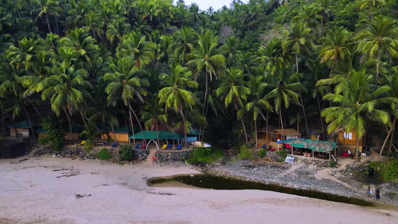 complejo de playa tropical con palmeras