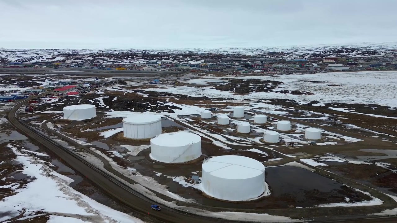 Drönaröversikt från hög vinkel över den primära anläggningen för lagring av bulkbränsle och väginfrastrukturen i Iqaluit, Nunavut