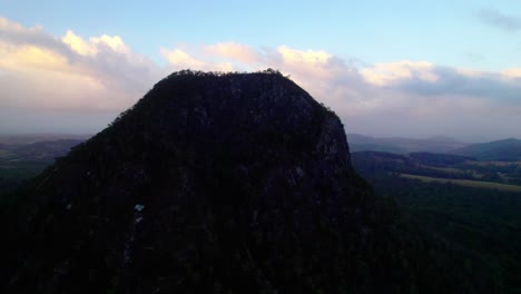 Pico-De-La-Montaña-De-La-Casa-De-Cristal-En-El-Interior-De-Noosa,-Queensland,-Australia