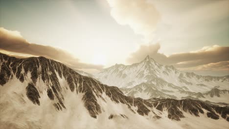 panorama de altas montañas nevadas al atardecer