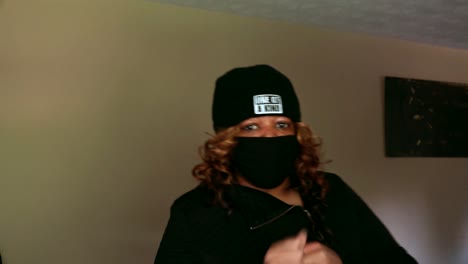 mujer negra bailando con máscara protectora puesta