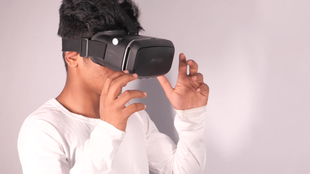 persona que utiliza auriculares vr