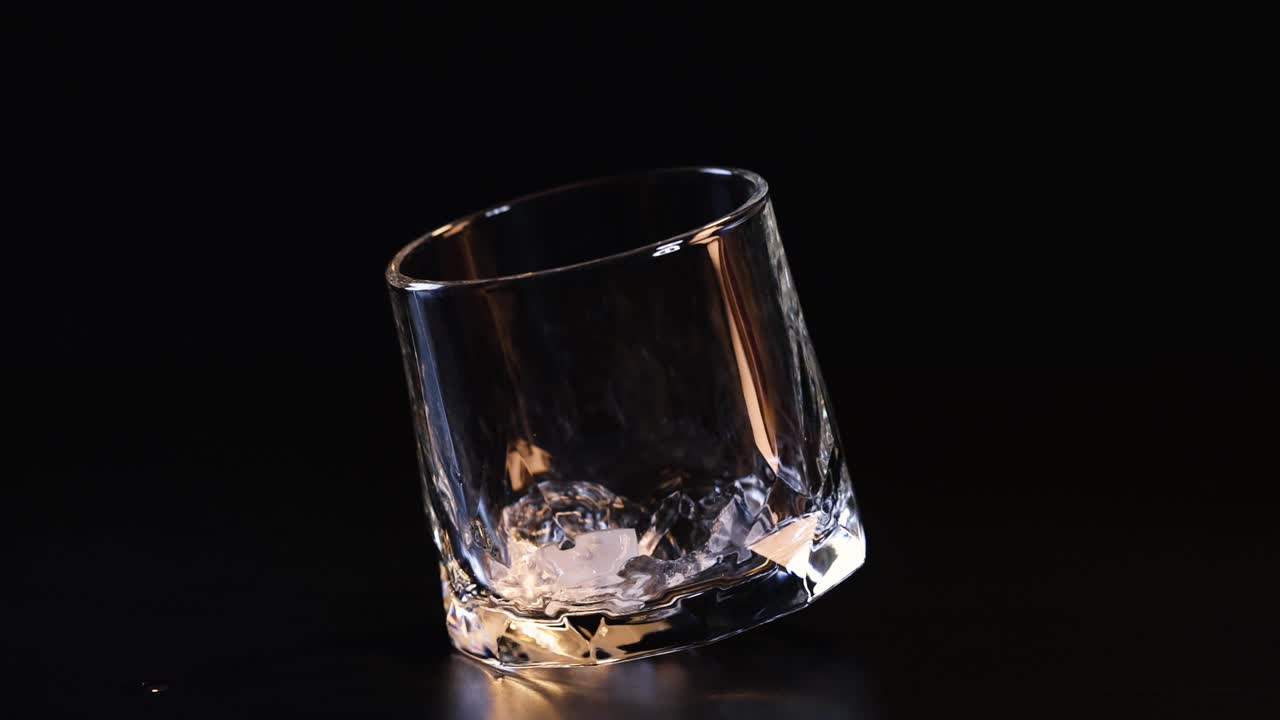 얼음 큐브가 떨어지면 유리가 기울어지고 안정됩니다.