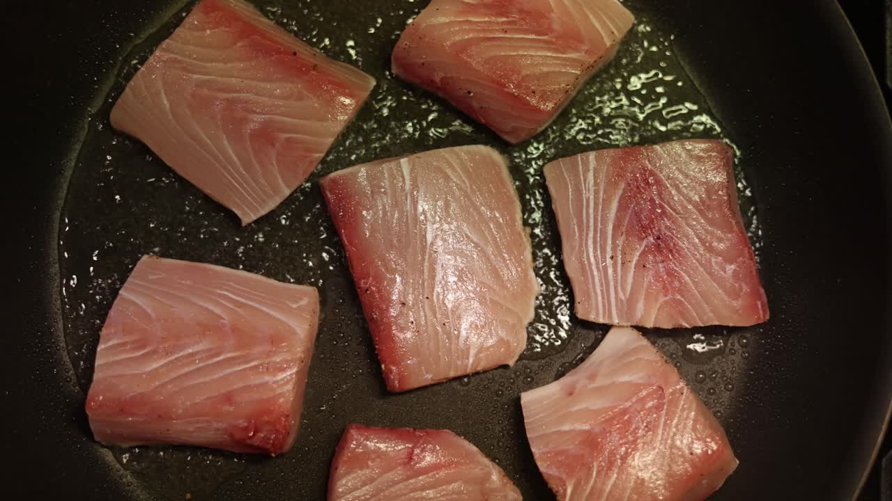 위 에서 요리 하는 생선 스테이크