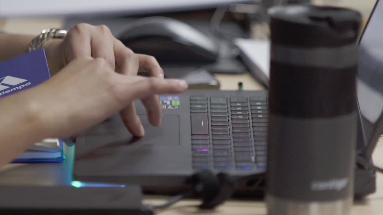 사무실 책상 에서 컴퓨터 를 입력 하는 히스패닉 여성