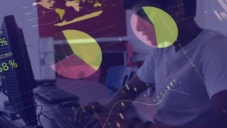 animación de procesamiento de datos financieros sobre estudiante masculino biracial usando computadora