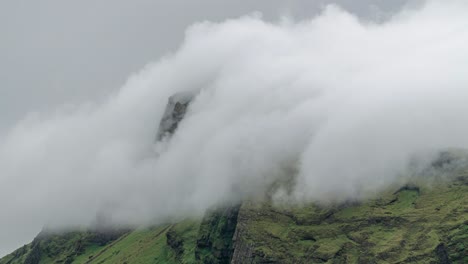 timelapse de movimiento de nubes en el pico de la montaña en islandia soplado por el viento - cerrar
