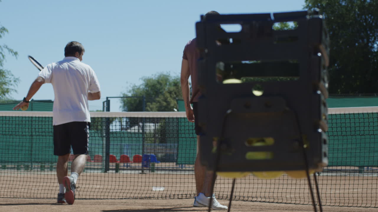 테니스를 하는 두 남자