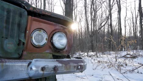 primer plano de un viejo coche oxidado en pennsylvania rust belt town