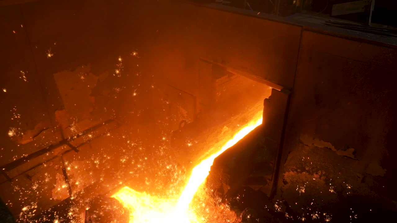 녹은 금속은 강철 주조장에서 부어집니다.