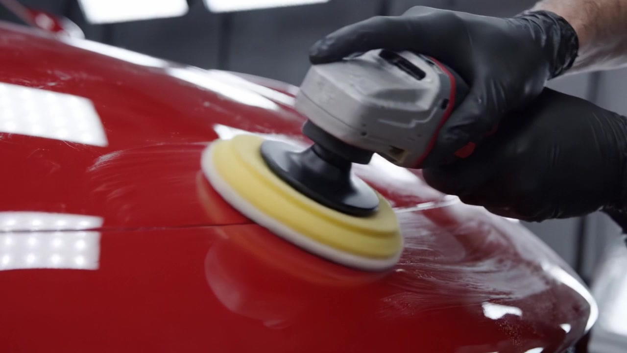 A Arte do Detalhamento Automotivo: Polimento habilidoso realça o brilho de um carro vermelho, transformando sua aparência de opaca a deslumbrante