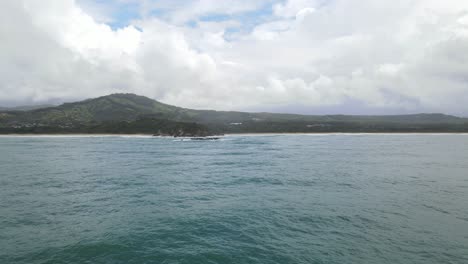 Océano-En-Calma-Hacia-Los-Acantilados-Costeros-Verdes-Contra-El-Cielo-Nublado---Acantilado-Blanco-En-La-Playa-De-Zafiro,-Nueva-Gales-Del-Sur,-Australia