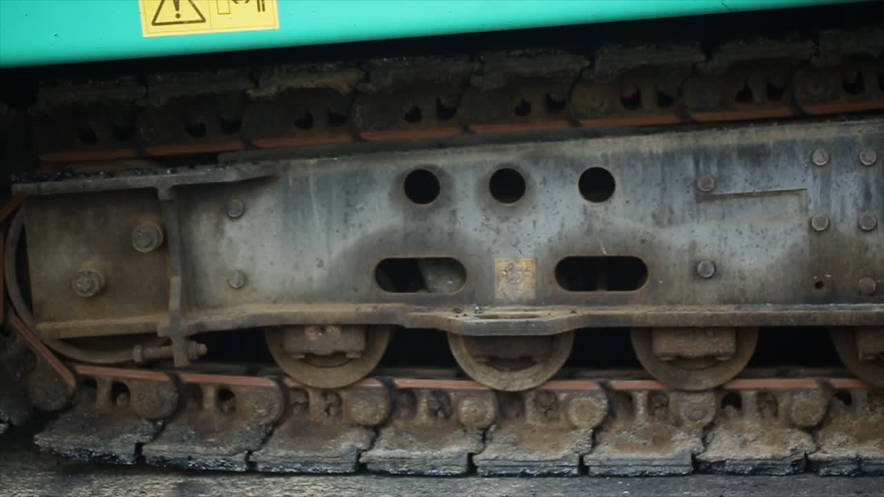 아스팔트 페이버 마무리기를 사용하여 아스팔트 도로 표면을 압축, 압축, 평준화 및 평평화