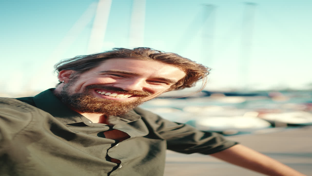 Homem tirando uma selfie na marina