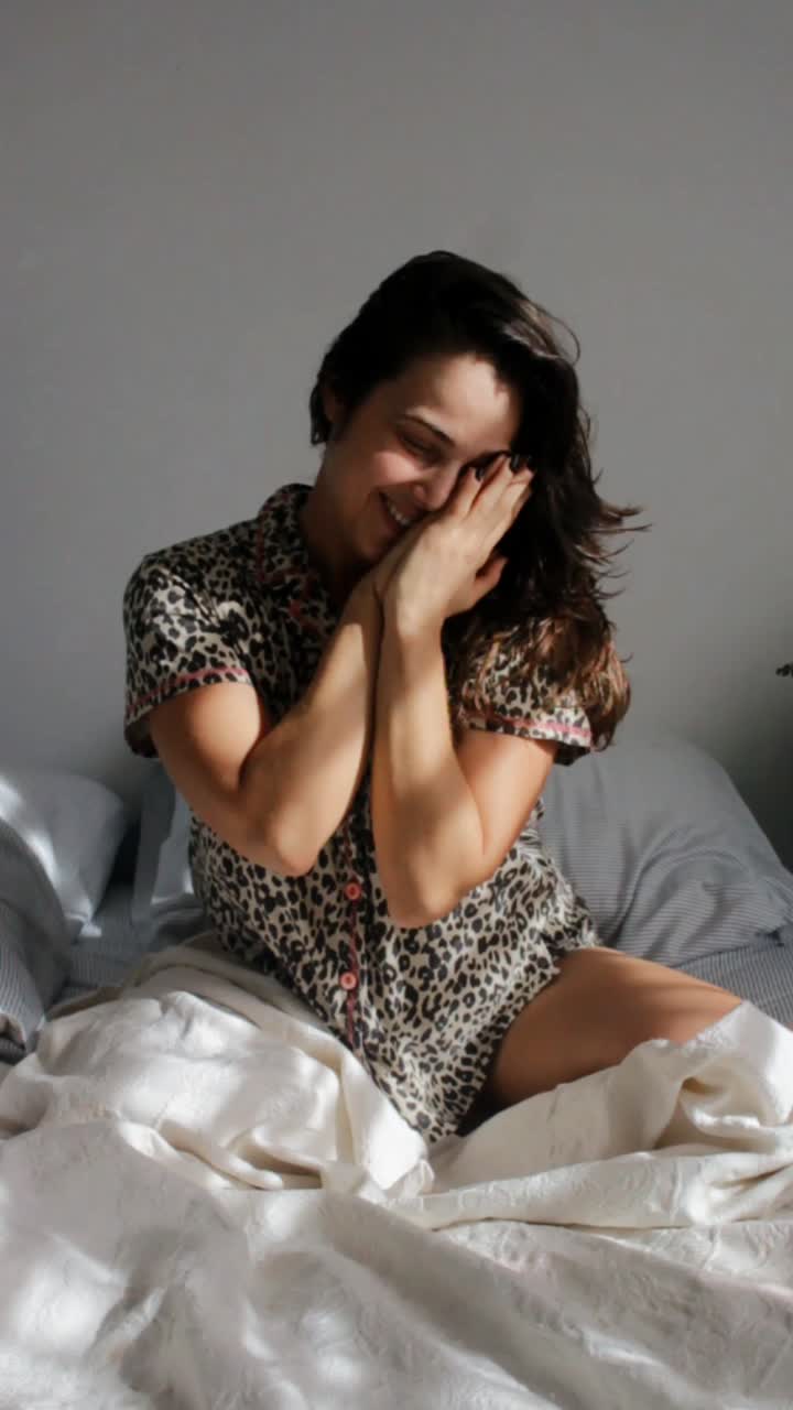 Donna in abiti leopardati che si rilassa a letto