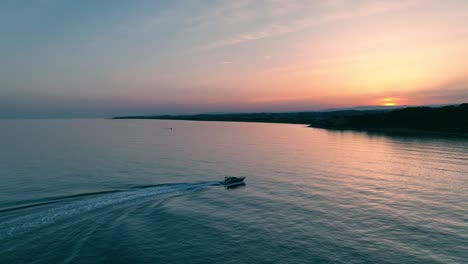 un barco solitario navegando en las aguas oscuras al atardecer