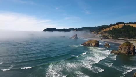 Antena:-Empuje-Lento-Sobre-Formaciones-Rocosas-Que-Revelan-La-Costa-De-Oregon