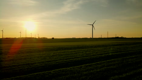 Paisaje-De-Puesta-De-Sol-Con-Granja-De-Molinos-De-Viento-En-Alta-Mar,-Filmado-Desde-Una-Perspectiva-De-Drones