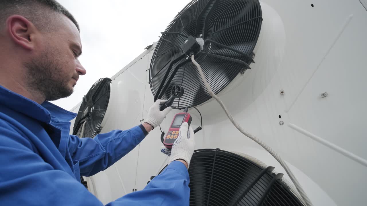Testing with an anemometer of an axial fan of the condensing unit