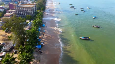 Pandan-Beach-Sibolga-Tomada-Por-Un-Dron-Bien-Hermoso-Y-Agradable-Con-Actividades-De-Vacaciones-En-La-Playa-Y-Buscadores-De-Peces