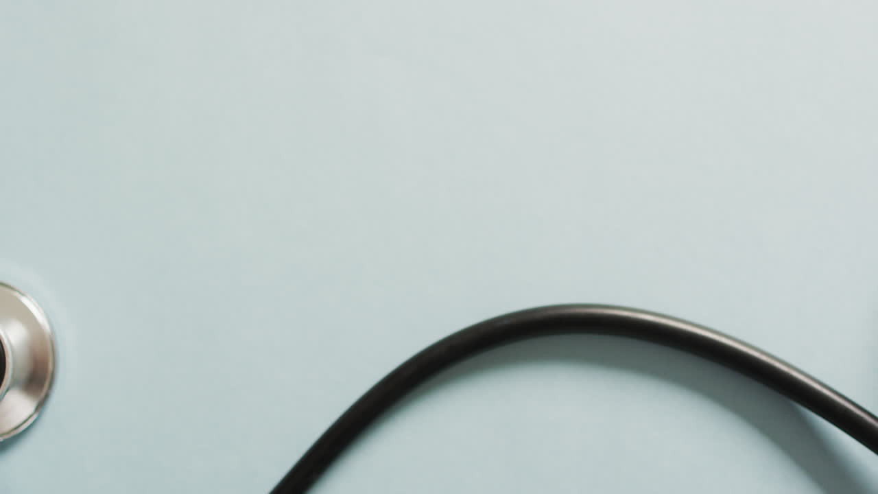 видео близкого снимка стетоскопа с сердцем на синем фоне