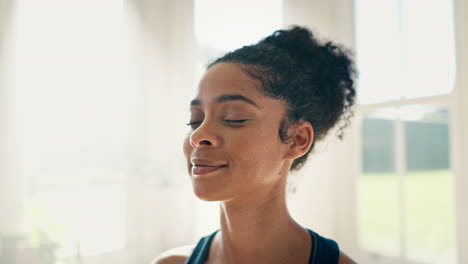 cara, yoga y meditación para relajarse con una mujer