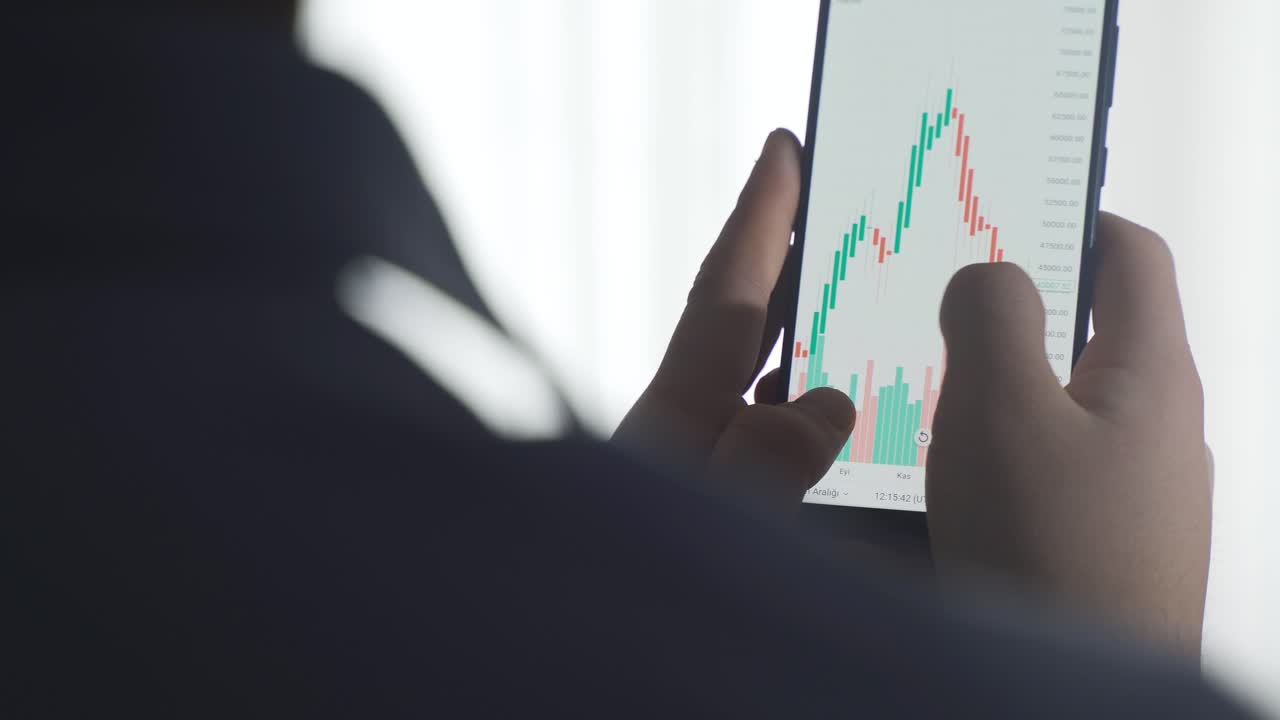 Крупный план: графики фондового рынка и криптовалют на телефоне
