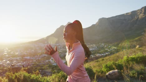 Mujer-Afroamericana-Haciendo-Ejercicio-Al-Aire-Libre-Corriendo-En-El-Campo-Durante-La-Puesta-De-Sol