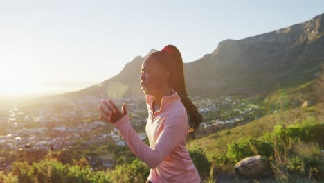 mujer afroamericana haciendo ejercicio al aire libre corriendo en el campo durante el atardecer