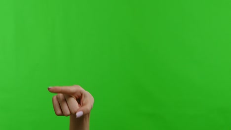 mano femenina apuntando a la cámara y pidiendo seguirla