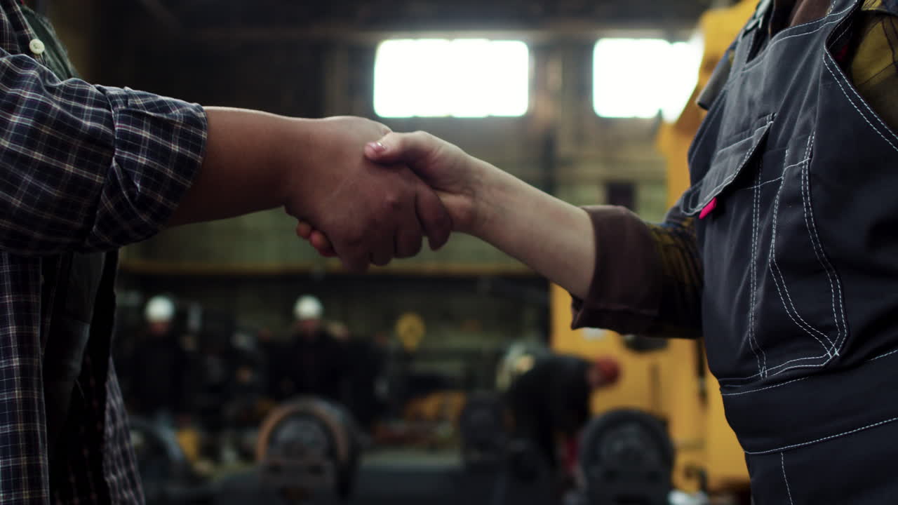 dos personas haciendo un apretón de manos