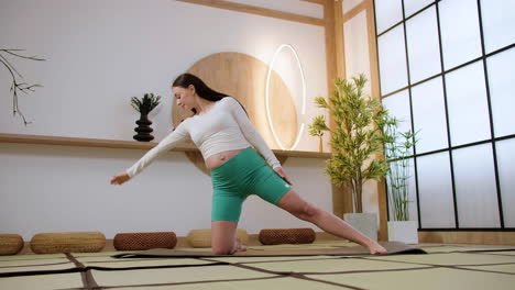 mujer haciendo yoga en el interior