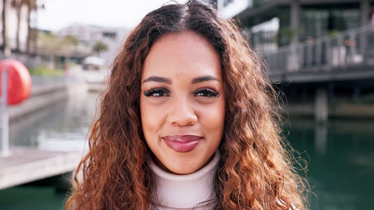 mujer, cara y risa de la ciudad