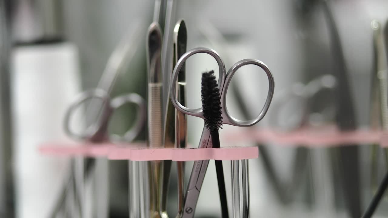 Nærbillede af organiserede skønhedsværktøjer i en professionel salon.