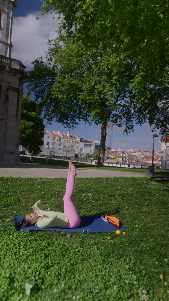 mujer practicando yoga en un parque