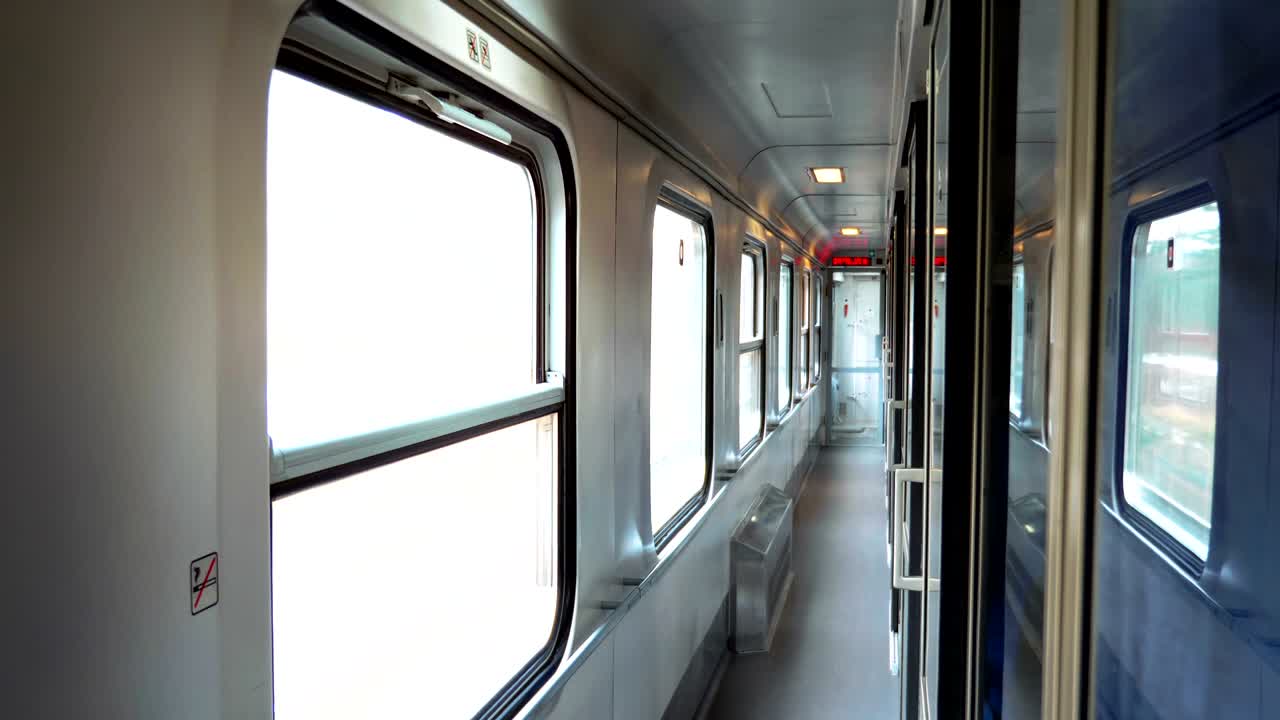 4k 느린 동작 60fps로 여행하는 동안 열차 객실의 빈 복도