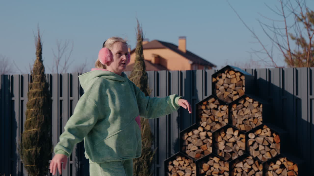 женщина занимается в саду.