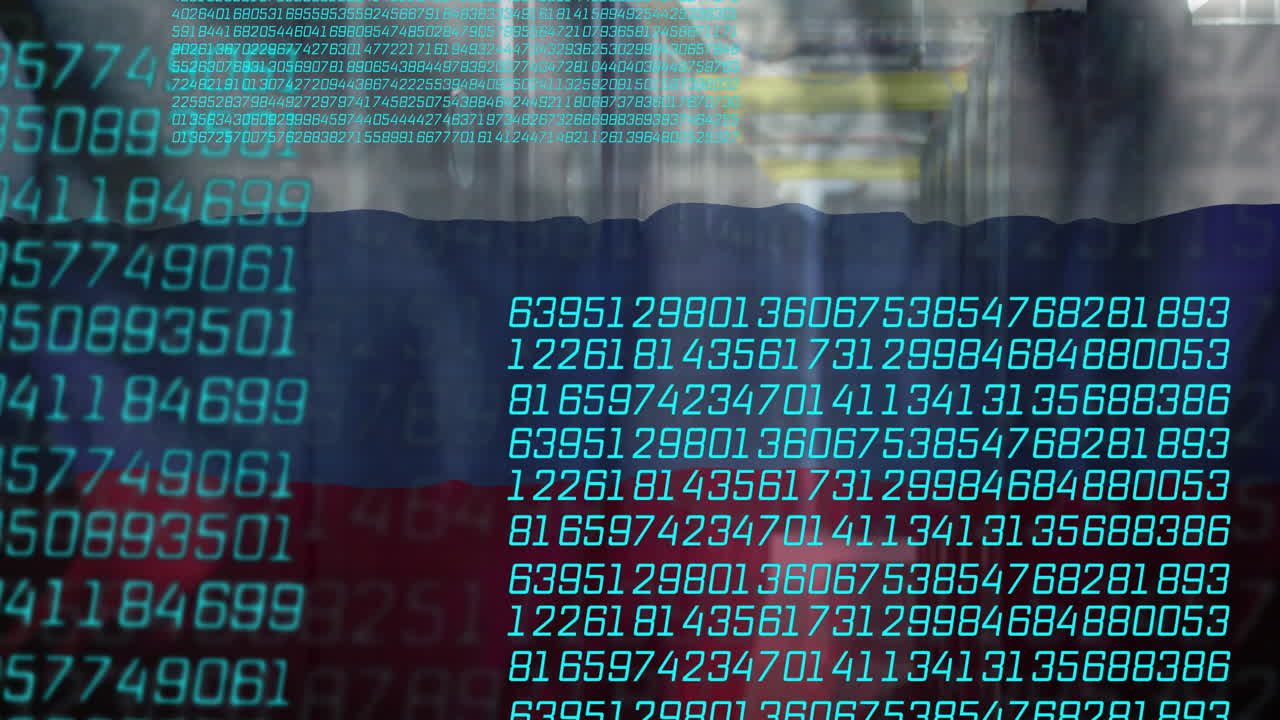 datos digitales y animación de código binario sobre el fondo de la bandera rusa