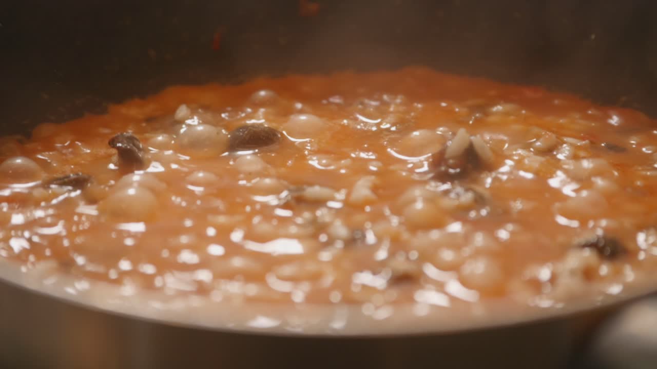 뜨거운 불로 리소토를 여 요리하는 것